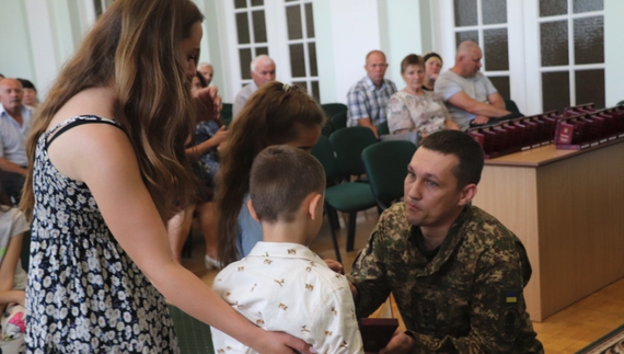 У Чернігові родинам загиблих бійців передали державні нагороди