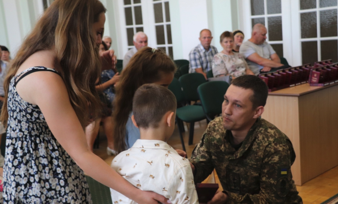 У Чернігові родинам загиблих бійців передали державні нагороди