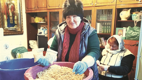 Волонтерка Дарія Якубів, дружина настоятеля Покровського храму Ніжина, показує готові грілки