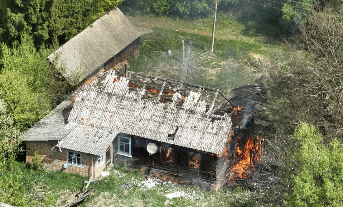 Горить будинок у селі Новгород-Сіверської громади