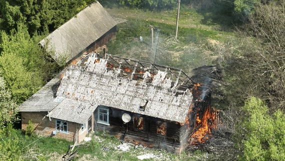 Горить будинок у селі Новгород-Сіверської громади