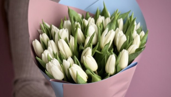 Замовлення з фронту: Микола подарував дружині 35 білих тюльпанів