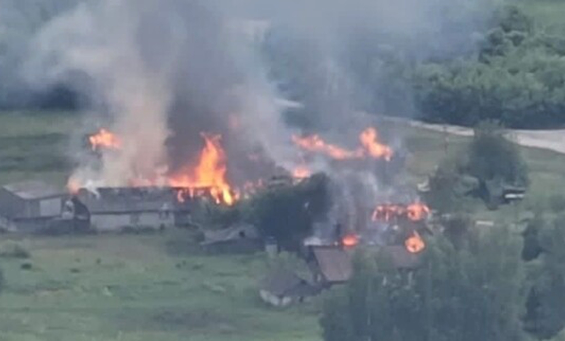 Росіяни обстрілюють Новгород-Сіверський район: у прикордонному селі пожежі
