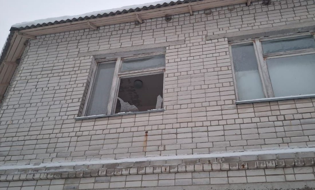 Постраждав ліцей, клуб, амбулаторія та дитсадок: ворожий дрон вибухнув в селі неподалік Чернігова