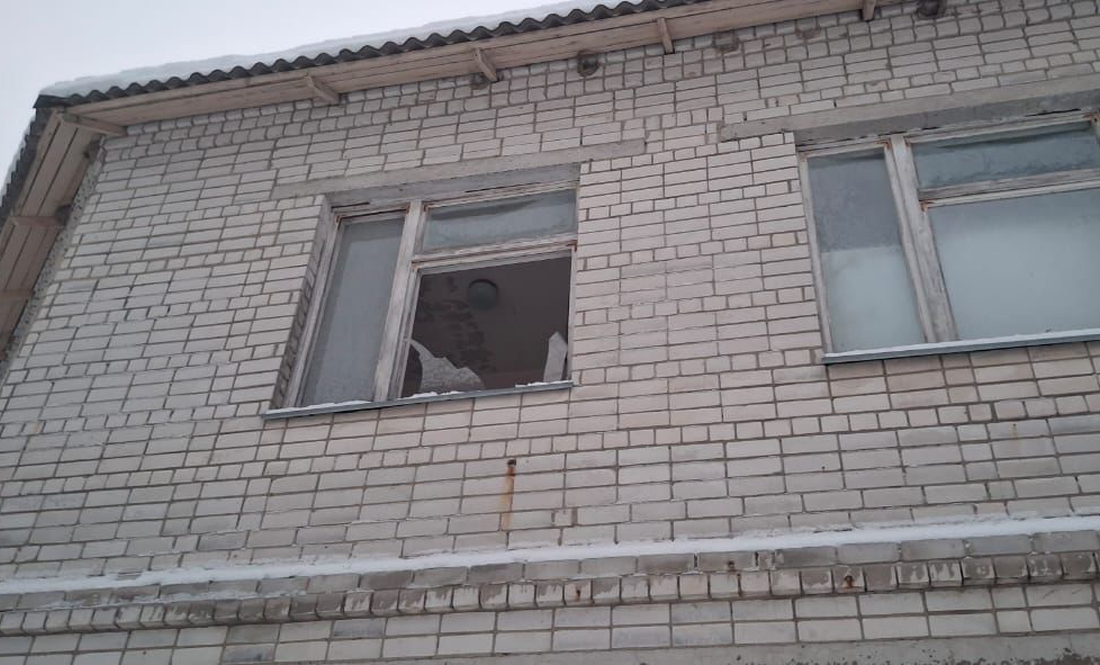 Постраждав ліцей, клуб, амбулаторія та дитсадок: ворожий дрон вибухнув в селі неподалік Чернігова