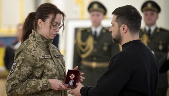 Чернігів та Україну боронять і захисниці: юристка-молодший сержант отримала орден з рук Зеленського