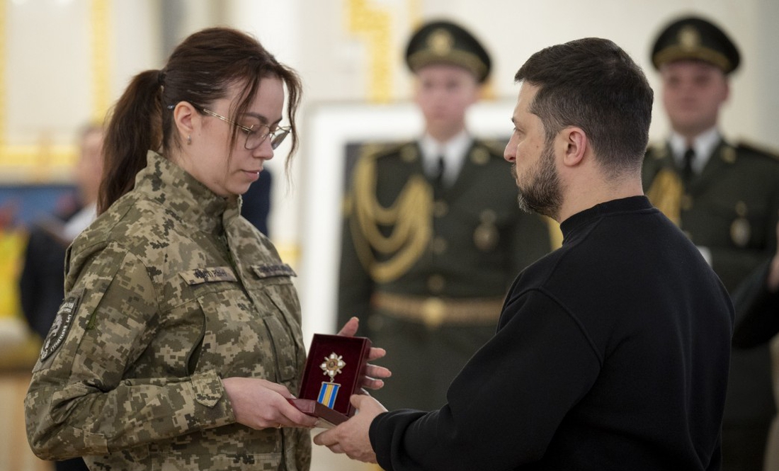 Чернігів та Україну боронять і захисниці: юристка-молодший сержант отримала орден з рук Зеленського