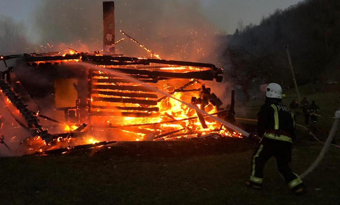 У ніч із суботи на неділю на Чернігівщині згоріло два житлові будинки