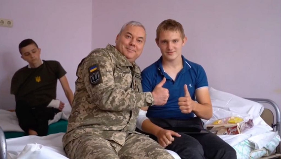 Генерал Наєв навідався у лікарню до пораненого хлопця із прикордонної громади