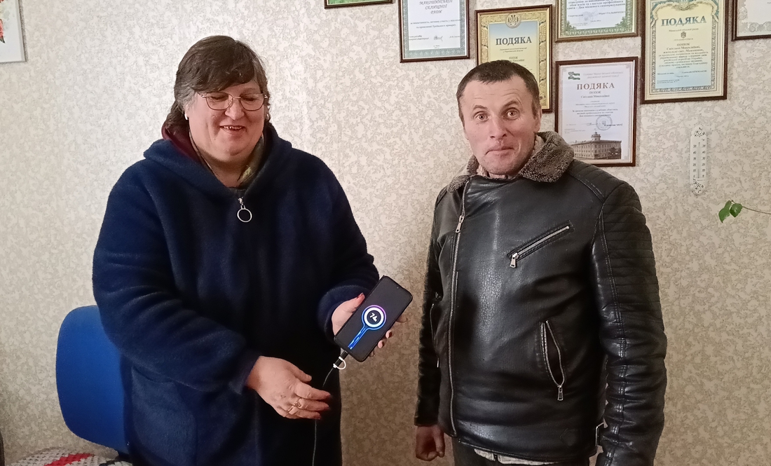 Світлана Попок заряджає телефон Геннадія Забуги