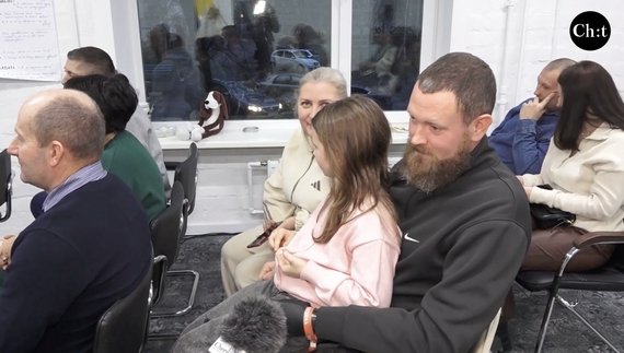 Олександр з Прилук разом з дружиною та молодшою донькою приїхав на вручення сертифікатів