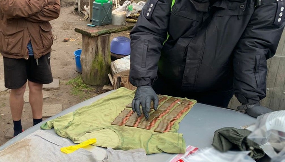 Поліція затримала мешканця Чернігівщини: зберігав вдома пів кілограма наркотиків та 200 набоїв