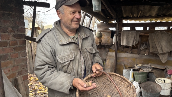 Володимир Хоменко з щойно зібраним урожаєм картоплі