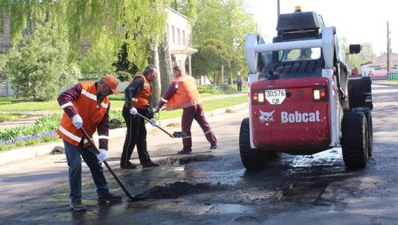 Менська громада взялася за ремонт доріг