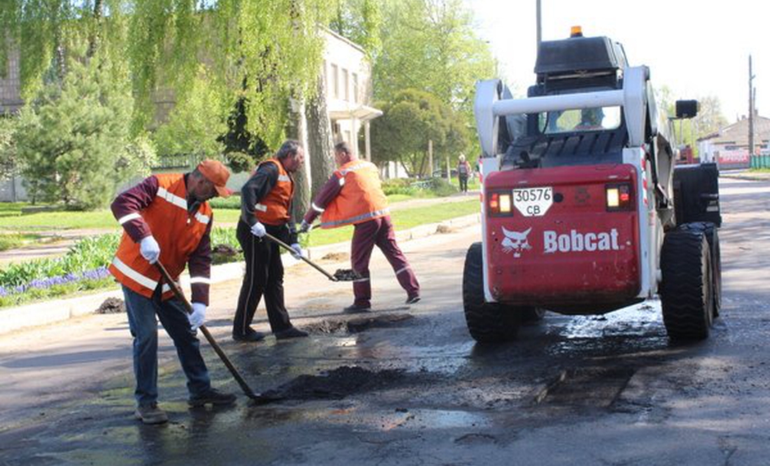 Менська громада взялася за ремонт доріг