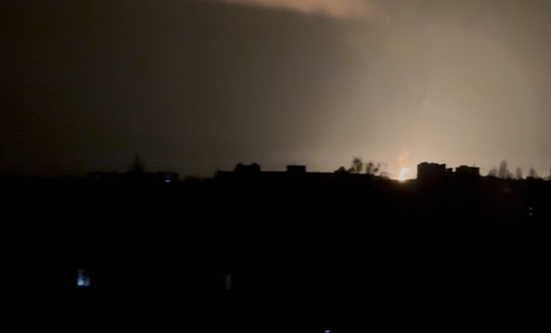 Пожежа на околицях Чернігова після удару безпілотника. 17 квітня 2026 року
