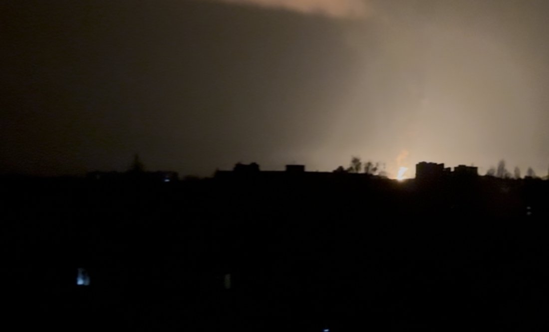 Пожежа на околицях Чернігова після удару безпілотника. 17 квітня 2026 року