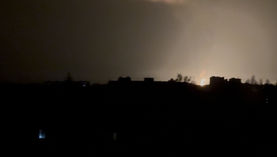 Пожежа на околицях Чернігова після удару безпілотника. 17 квітня 2026 року