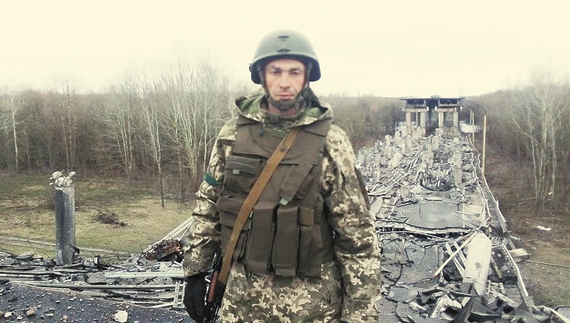 Олександр Мацієвський на розбитому мосту під Черніговом