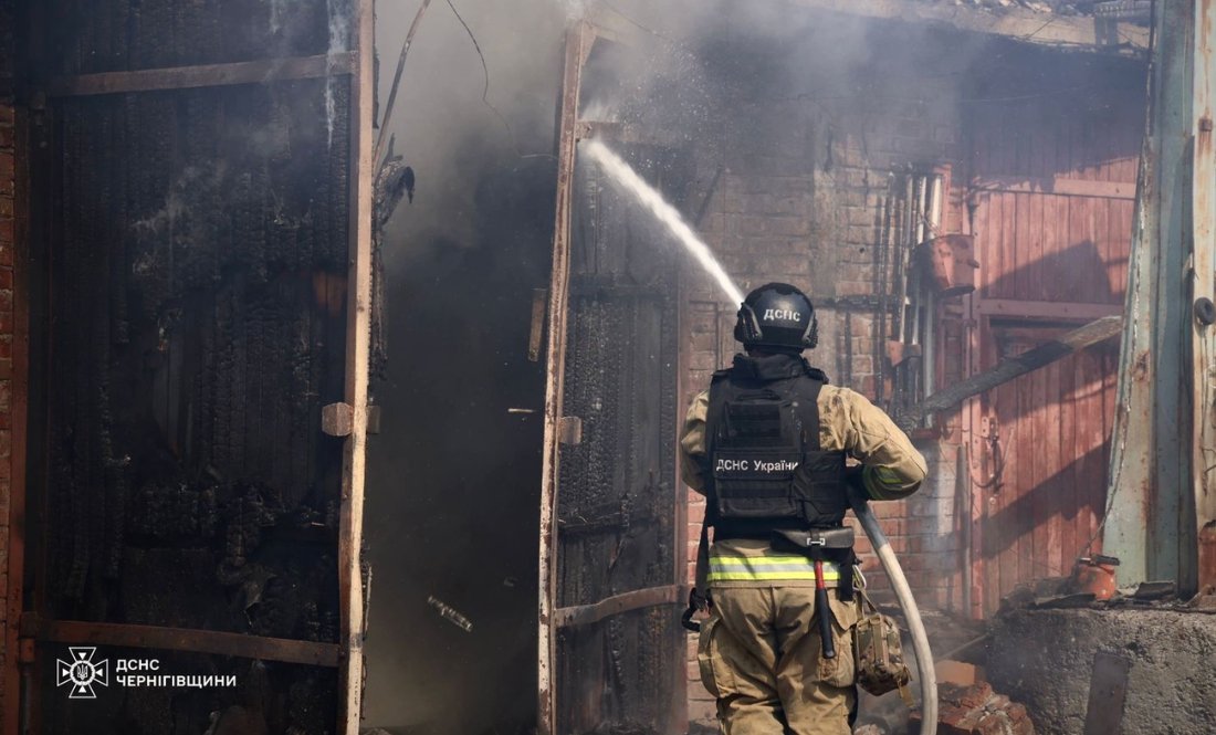 Чернігівські рятувальники понад годину гасили пожежу після прильоту