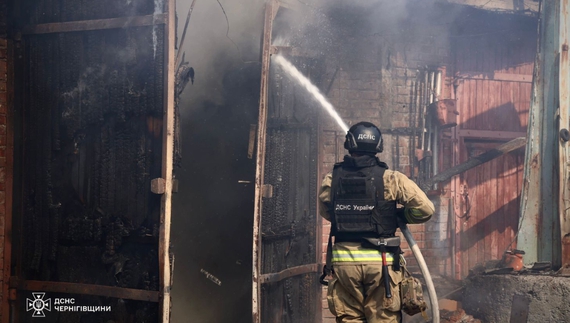 Чернігівські рятувальники понад годину гасили пожежу після прильоту