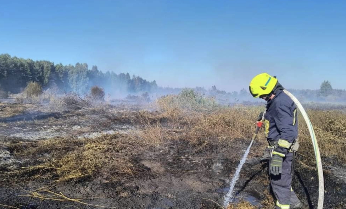 На Чернігівщині горять 76 гектарів торфяників. Фото ДСНС