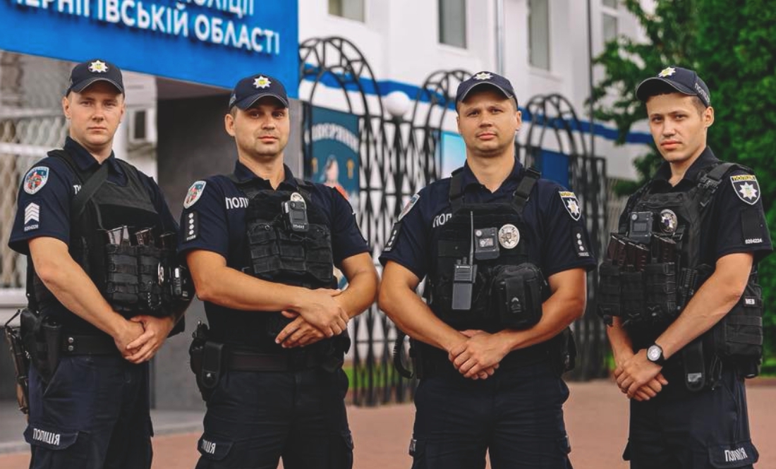Чернігівка народила хлопчика у кареті швидкої. Допомогли поліціянти