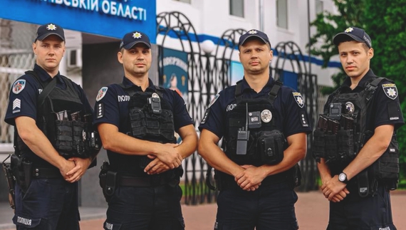 Чернігівка народила хлопчика у кареті швидкої. Допомогли поліціянти
