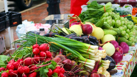 Ціни на ринках Чернігівщини "кусаються": почім молоді овочі й фрукти