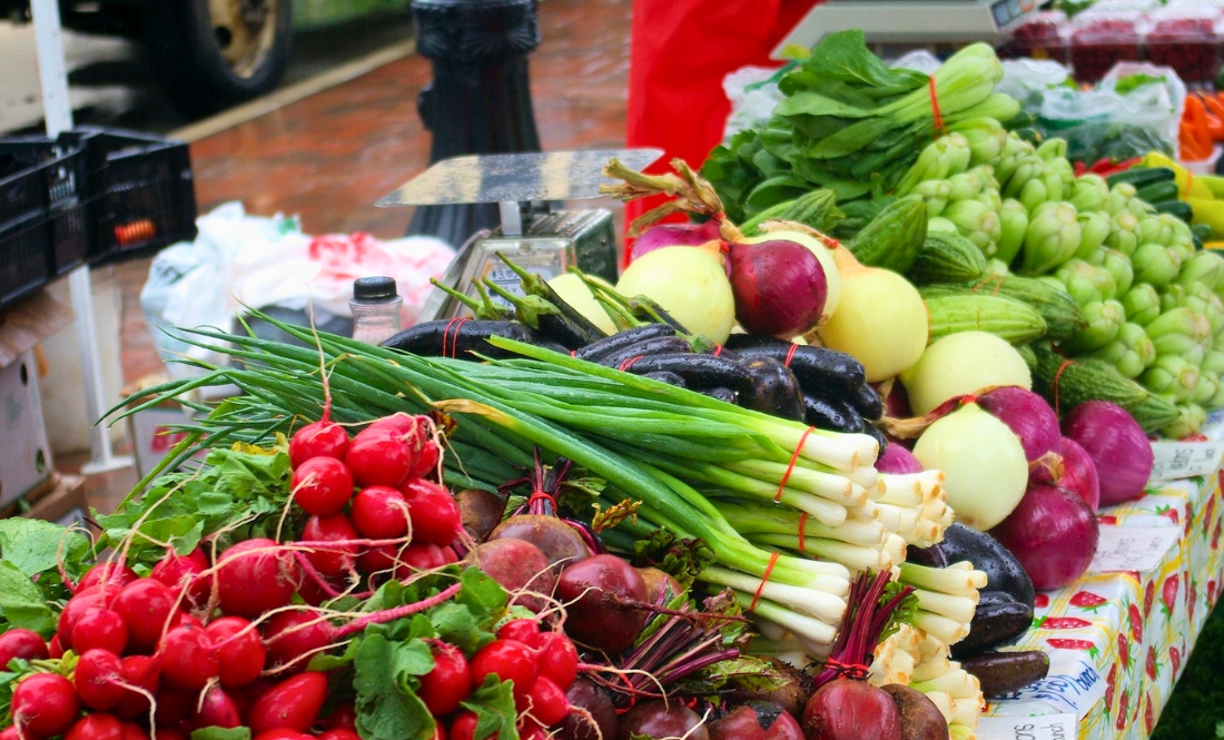 Ціни на ринках Чернігівщини "кусаються": почім молоді овочі й фрукти