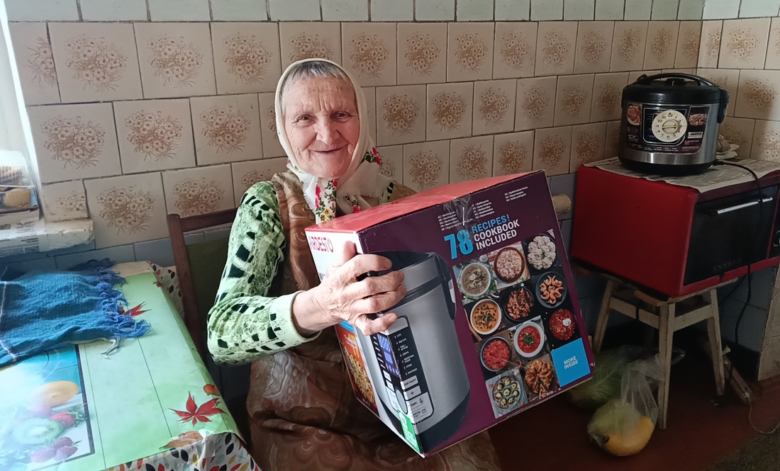 Антоніна Гуд з суперпризом від "Вісника" — мультиваркою.