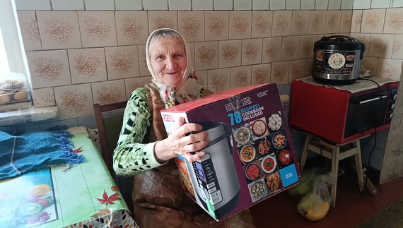Антоніна Гуд з суперпризом від "Вісника" — мультиваркою.