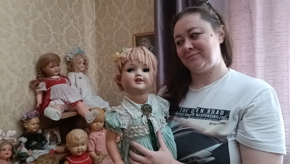 Наталія Шурда з лялькою-оберегом