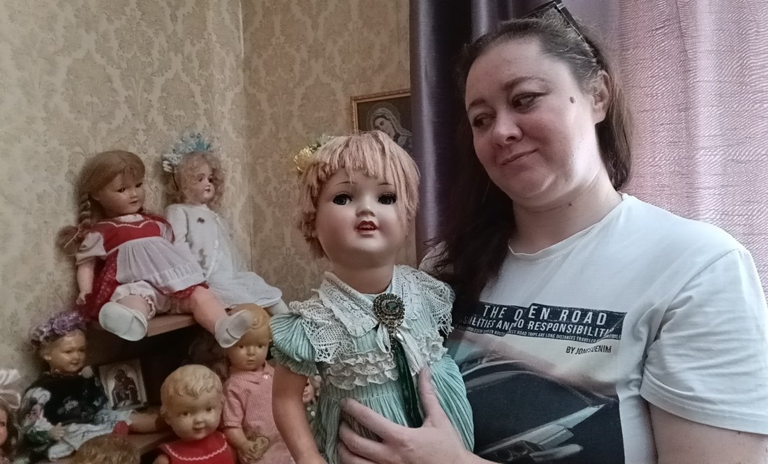 Наталія Шурда з лялькою-оберегом