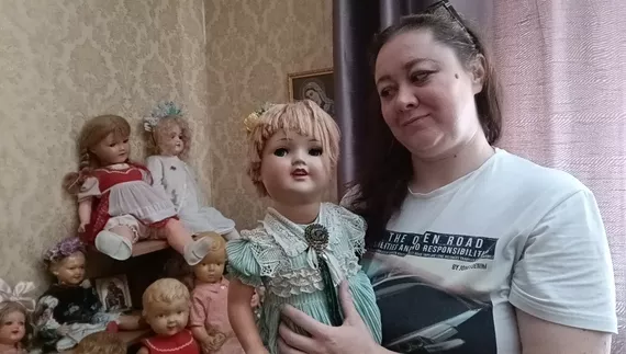 Наталія Шурда з лялькою-оберегом