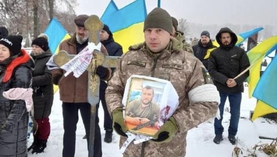 Загинув внаслідок поранення: на Ніжинщині попрощалися з солдатом