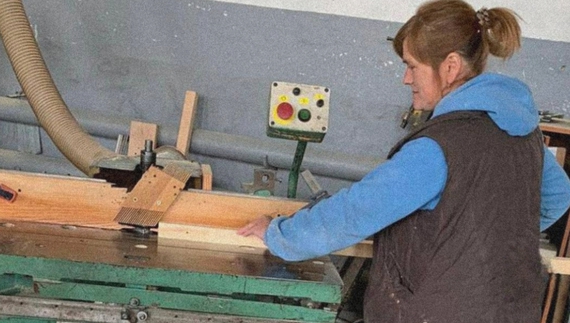 Жінки з Чернігівщини опановують деревообробні верстати