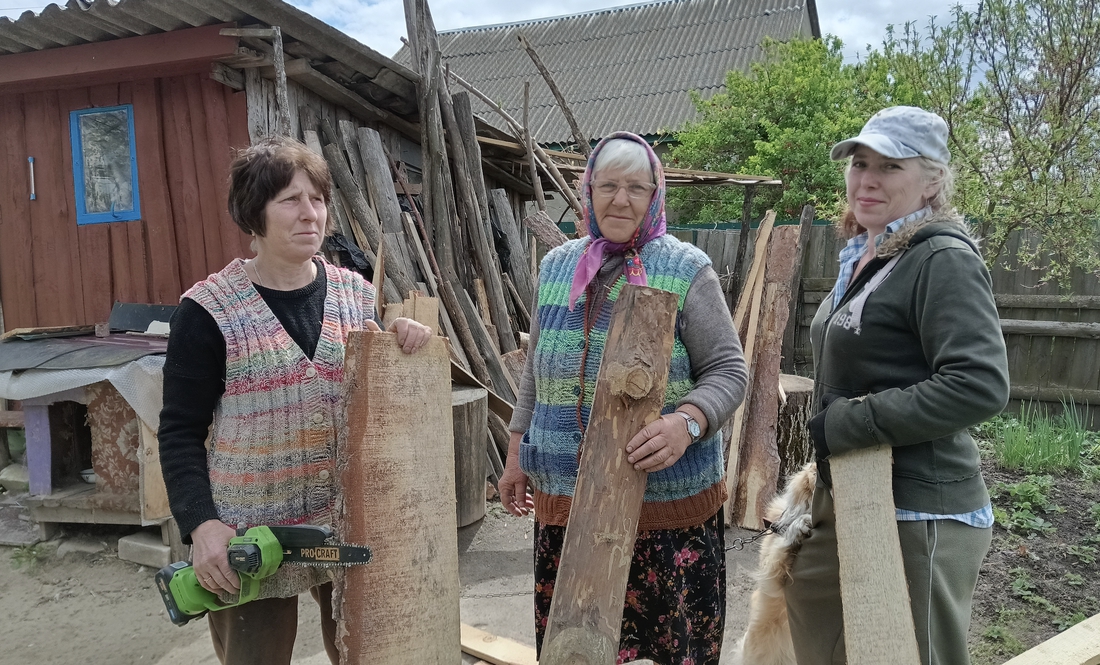Тетяна Тищенко, Марія Артюх та Людмила Бабичева городять паркан