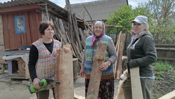 Тетяна Тищенко, Марія Артюх та Людмила Бабичева городять паркан