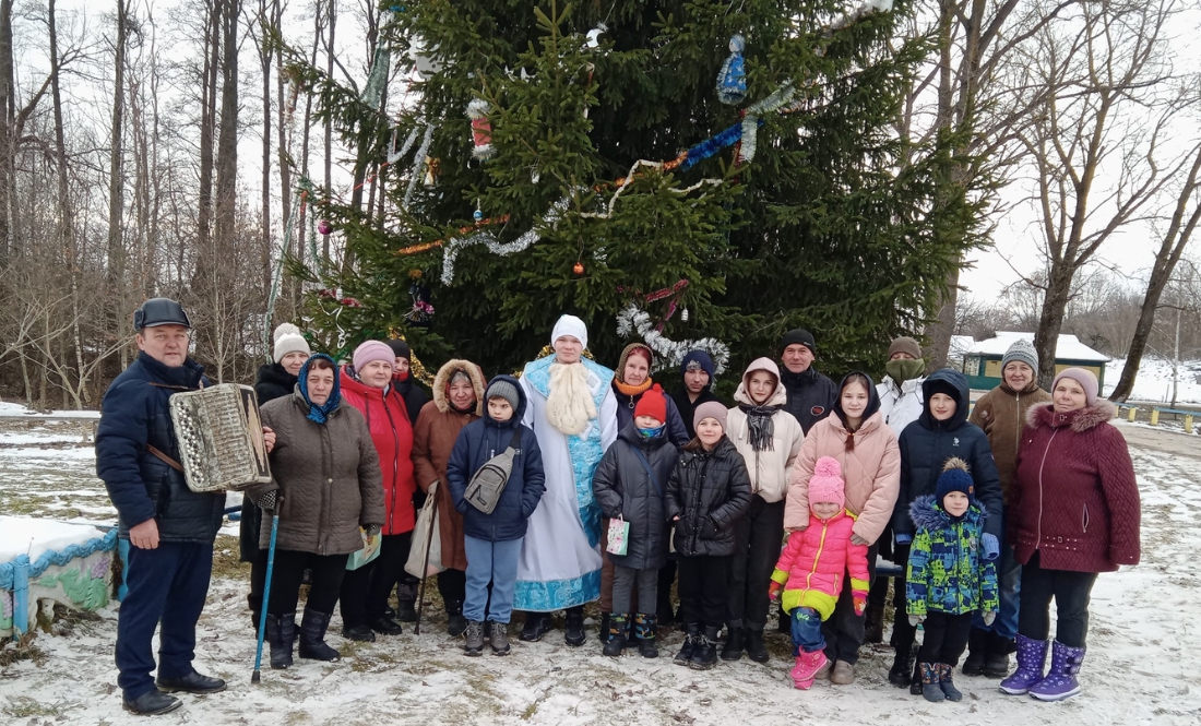 "Ялинку прикрасили на зло ворогу": як святкують люди у прикордонному селі