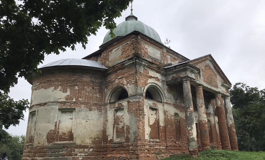На Чернігівщині у 200-річній церкві у вівтарі проявився хрест