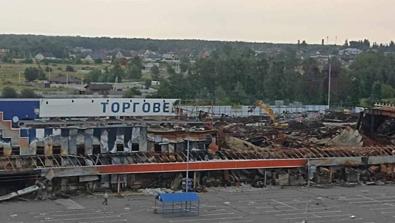 У Чернігові на ділянці зруйнованого Епіцентру запрацювала будівельна техніка