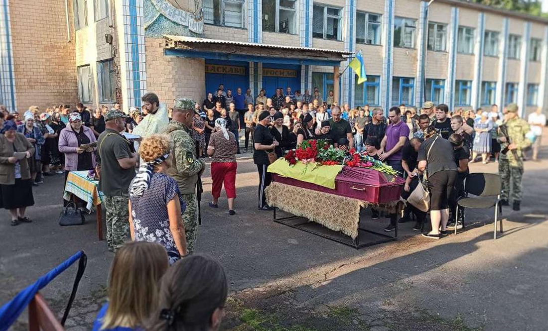 Дмитрівська громада попрощалася з воїном, який загинув на Донеччині