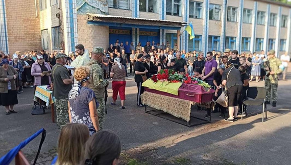 Дмитрівська громада попрощалася з воїном, який загинув на Донеччині