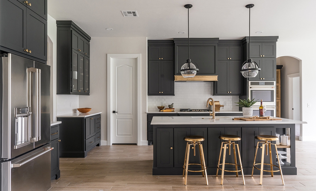 Цей колір кухні миттєво зменшує простір: 7 НІ від дизайнерів
