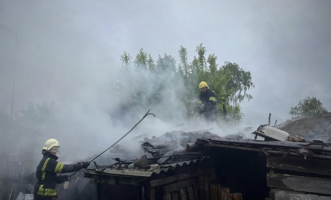 На Чернігівщині рятувальники під час пожежі врятували 96-річну жінку