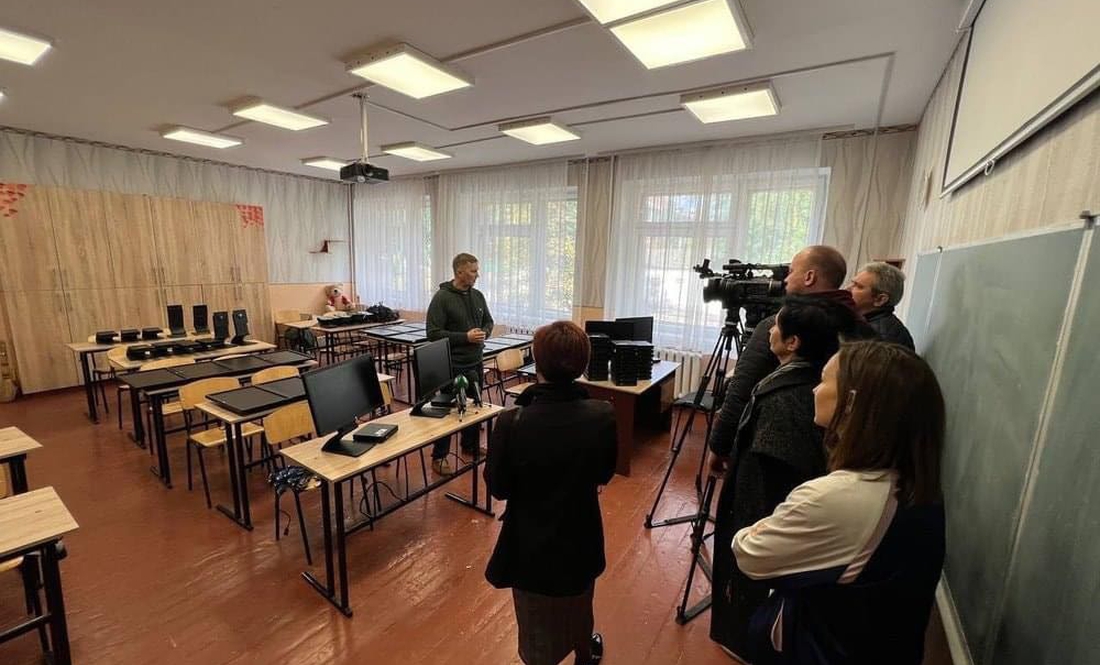 Волонтери передали півтисячі комп'ютерів від чеських партнерів для шкіл Чернігівщини