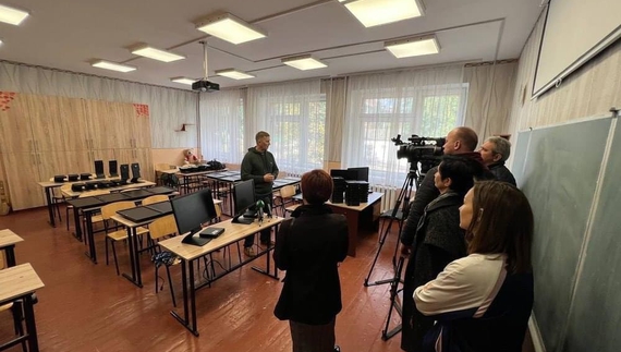 Волонтери передали півтисячі комп'ютерів від чеських партнерів для шкіл Чернігівщини