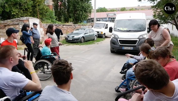 Розчулили батьків до сліз: благодійники зробили несподіваний подарунок для організації дітей з інвалідністю