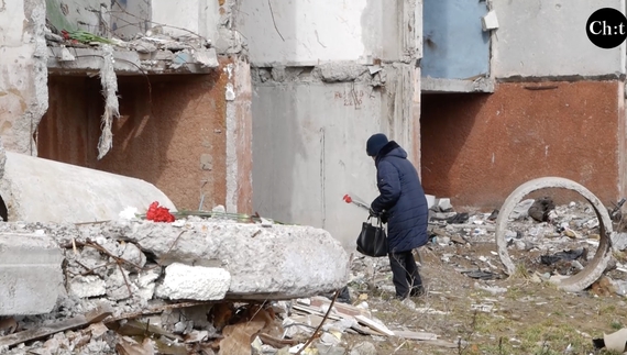 Квіти на руїнах будинку і сльози на очах: у Чернігові вшанували жертв страшного бомбардування 3 березня